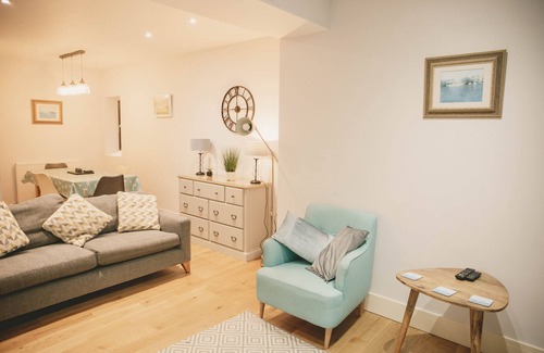 Kingsbridge Cottage | Central Kingsbridge 2 Bedroom Modern Dog Friendly Cottage