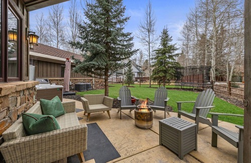 Park Meadows House | Central Location, Huge Backyard, Hot Tub, Game Room, Fire Pit, Perfect for Families, Groups!