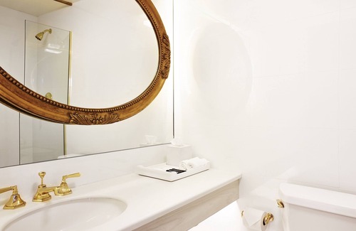 Wilshire Center Hotel | Central Location, LA Delight, Family-Friendly Comfort Awaits, Swimming Pool!