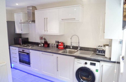 Bournemouth Apartment | Central, Luxurious, Gated, 2 bed apt w/parking - moments walk to Town/Beach