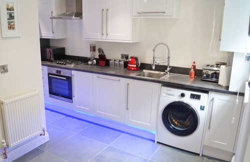 Bournemouth Apartment | Central, Luxurious, Gated, 2 bed apt w/parking - moments walk to Town/Beach
