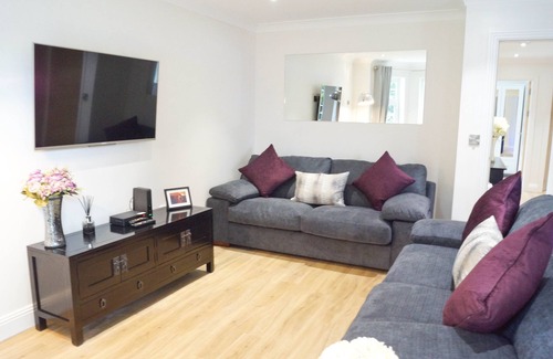Bournemouth Apartment | Central, Luxurious, Gated, 2 bed apt w/parking - moments walk to Town/Beach