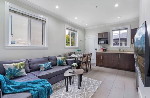 Vancouver South Condo | Central Main Street Home Minutes from QE Park