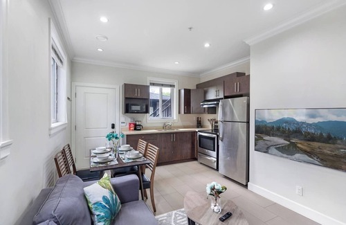 Vancouver South Condo | Central Main Street Home Minutes from QE Park