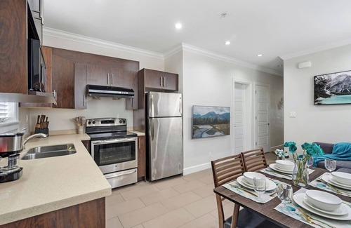 Vancouver South Condo | Central Main Street Home Minutes from QE Park
