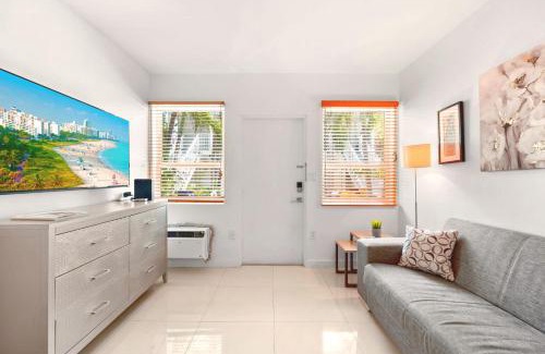 West Avenue Apartment | Central Miami Beach Getaway - BBQ Area & Comfy Comfort