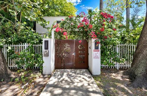 West Avenue Apartment | Central Miami Beach Getaway - BBQ Area & Comfy Comfort