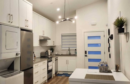 Sunset House | Central & Modern 2 Bedroom Whole House In Vancouver - 10 mins to DT & airport