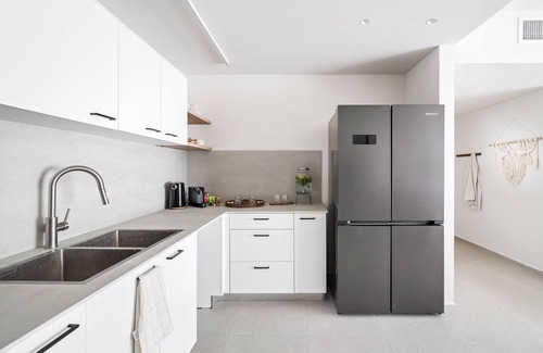 Kiryat HaLeom Apartment | Central modern JLM 3BR suite with a private Parking and a Balcony