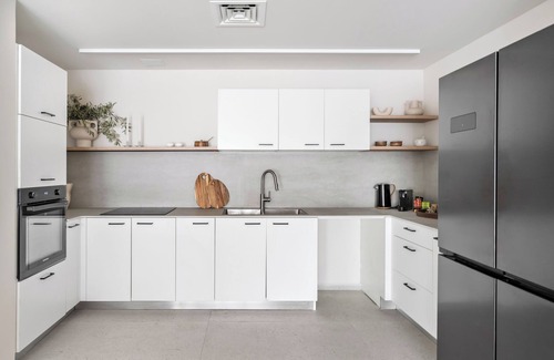 Kiryat HaLeom Apartment | Central modern JLM 3BR suite with a private Parking and a Balcony