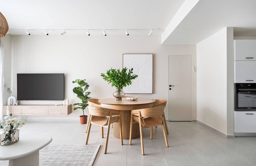 Kiryat HaLeom Apartment | Central modern JLM 3BR suite with a private Parking and a Balcony