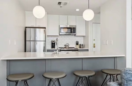 Downtown Pittsburgh Hotel | Central Pittsburgh | Spacious Stay w/Kitchen | Walk to Andy Warhol Museum