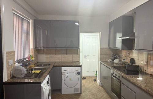 Rusholme House | Central Private Room with Fast WiFi