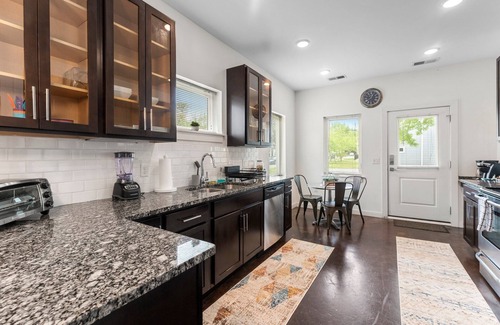 North Chesterfield House | Central RVA Retreat - King & Queen Beds, 2 Baths, 1 Floor, Free Parking!