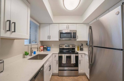 Cox Heights Apartment | Central Scottsdale | Pool, Gym, Parking, Balcony