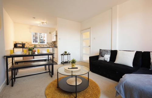 Sheffield Apartment | Central Sheffield stylish stay. Free Parking and walking distance to Ponds Forge