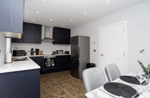 Telford House | Central Telford Home - Sleeps 8 - Private Parking