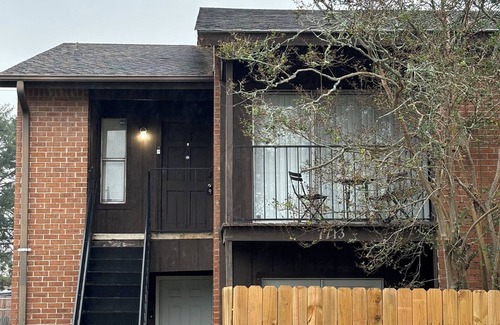 South Baton Rouge Apartment | . Central to OLOL hospital 5 mins. Perkins Rowe Shopping 6 mins, LSU 15 mins.