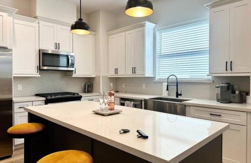 South Central Houston House | Central Townhome 2 miles to Med Center & Downtown