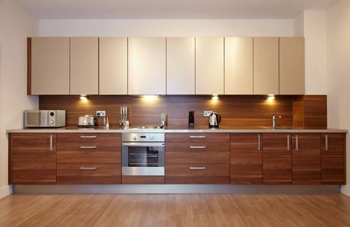 Basingstoke Apartment | Central Two-bedroom Apartment w/Fully-Fitted Kitchen & Panoramic Windows