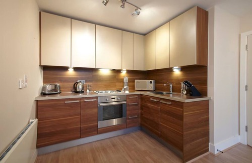 Basingstoke Apartment | Central Two-bedroom Apartment w/Fully-Fitted Kitchen & Panoramic Windows
