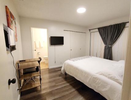 East Hemet House | Centrally Located, 4x Queen, 300 MBPS Internet with Backyard!