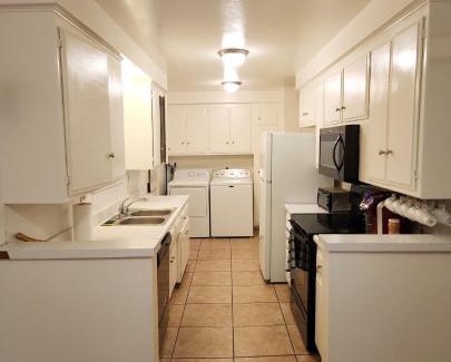 East Hemet House | Centrally Located, 4x Queen, 300 MBPS Internet with Backyard!