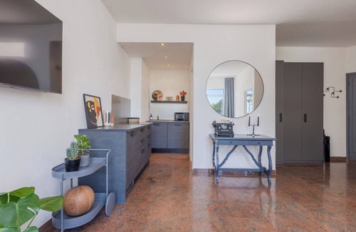 Old Town Apartment | Centrally Located Apartment for 4 People, 1 Minute from the Beach