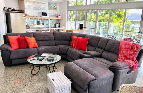 Port Douglas Apartment | Centrally located ground floor of 2 storey Artist's modern studio house.