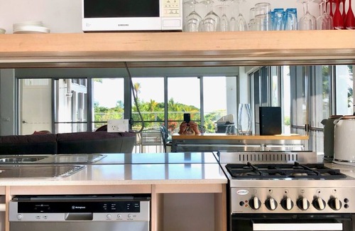 Port Douglas Apartment | Centrally located ground floor of 2 storey Artist's modern studio house.