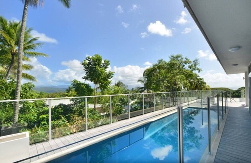 Port Douglas Apartment | Centrally located ground floor of 2 storey Artist's modern studio house.