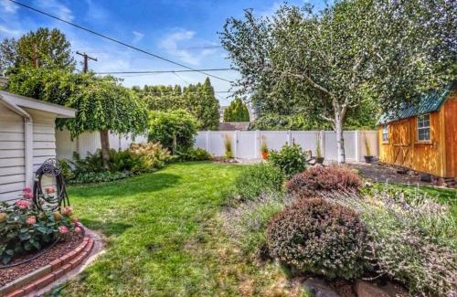 Brownstown House | Centrally located, family and furry friendly fun!