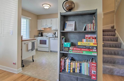 Gurnee House | Centrally Located Gurnee Townhome w/ Deck!