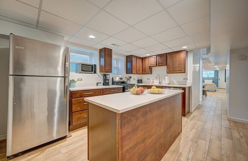 Lakewood-Balmoral Condo | Centrally Located Swedish Design Andersonville 2bd by AllSet Turnover
