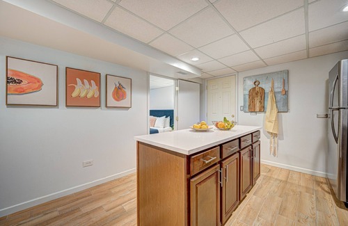 Lakewood-Balmoral Condo | Centrally Located Swedish Design Andersonville 2bd by AllSet Turnover