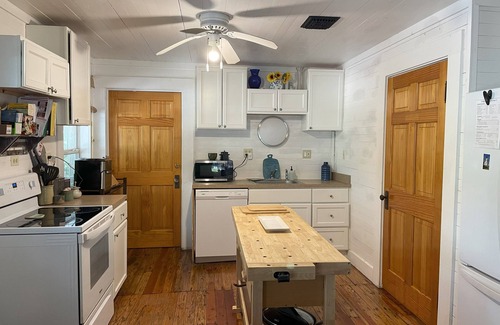 Panacea Cottage | Centrally located to fishing, biking, hiking, beaches, and seafood restaurants.