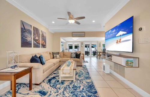 South New River Isles House | Centrally located Heated Pool Riverside View Access Citrus Key H0MES