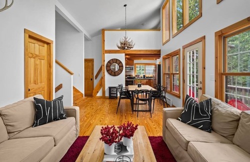 West Dover House | Centrally Located VT Modern Home w Wood Stove!