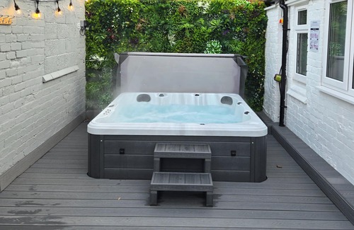 Derby Apartment | Centre Apartment - Sleeps 2 & Roof Top Hot Tub