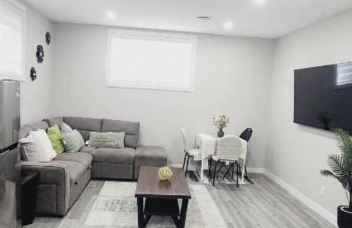 Highland Park Apartment | Centre Street 2bed Upper Suite - 4408