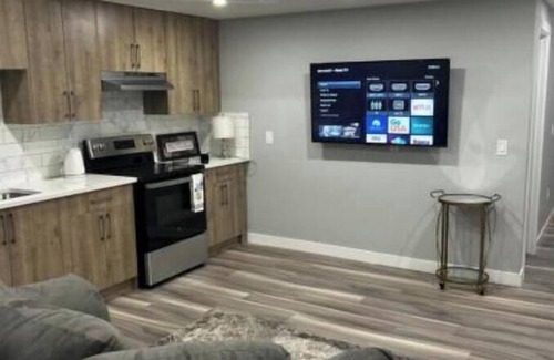 Highland Park Apartment | Centre Street 2bed Upper Suite - 4408