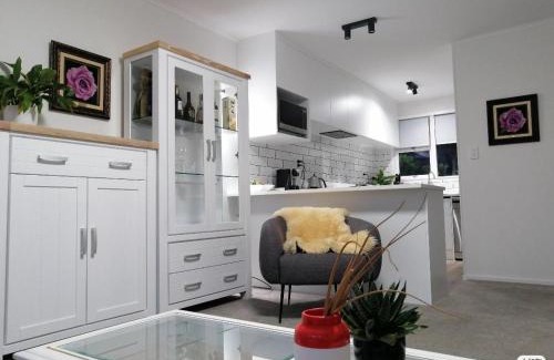 Takapuna Apartment | Centre Takapuna 2 Beds & Garage & Netflix
