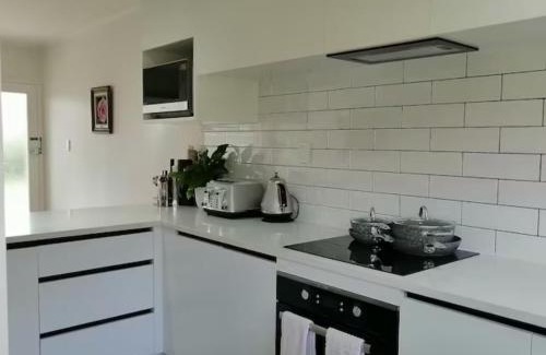 Takapuna Apartment | Centre Takapuna 2 Beds & Garage & Netflix