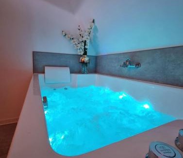 Rouen City Centre Apartment | Centre-ville le nid d'amour jacuzzi appartement