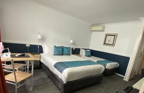 Warwick Hotel | Centrepoint Midcity Motor Inn