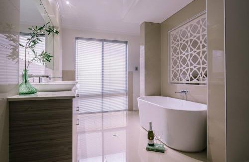 Dunsborough House | Ceol Na Mara - Luxury Pool Escape with Golf Views