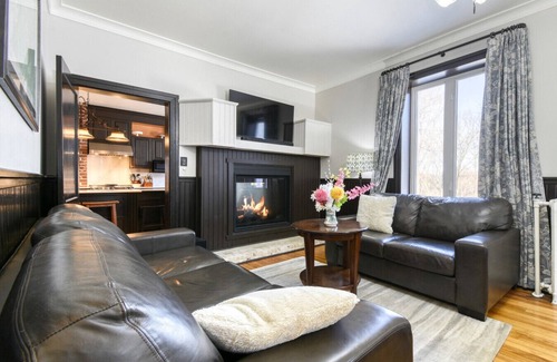 Saint-Emile-de-Suffolk House | Château Saint-Émile, Heritage Lakefront & Hot Tub