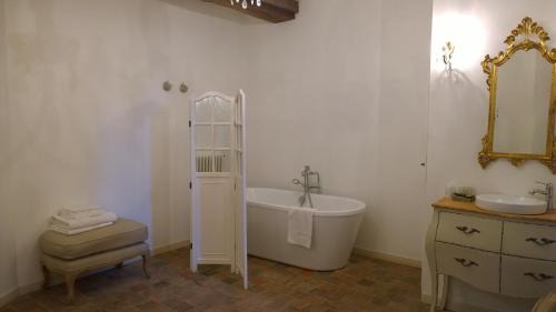 Saincaize-Meauce Hotel | Château - Hôtel Le Sallay