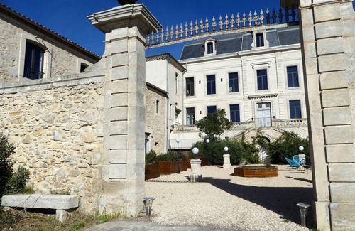 Vendres Apartment | Château La Vidalle - Gite Caroual - Vue sur la Piscine et les Chevaux