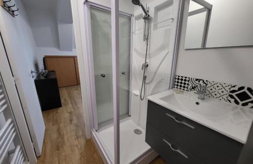 Chateaubourg Apartment | Châteaubourg : Studio avec cuisine et salle d'eau